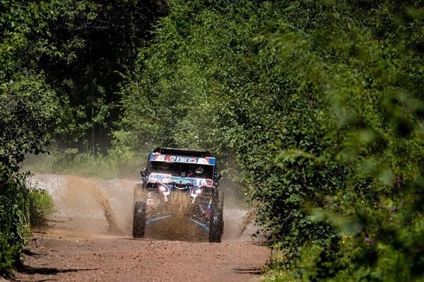 Уральский гонщик возглавил общий зачет ралли «Шелковый путь» после победы на втором этапе - Фото 1