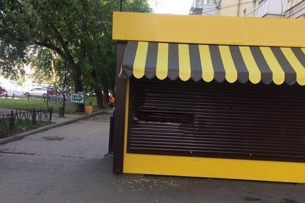 На Уралмаше неизвестные разгромили и перевернули несколько киосков - Фото 1