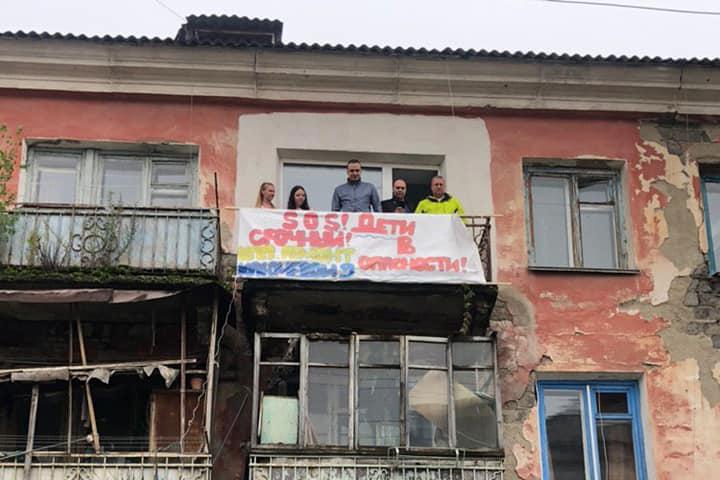 «Рушатся стены, и воняет дерьмом». В Серове вывесили еще один плакат с требованием расселить аварийный дом - Фото 1