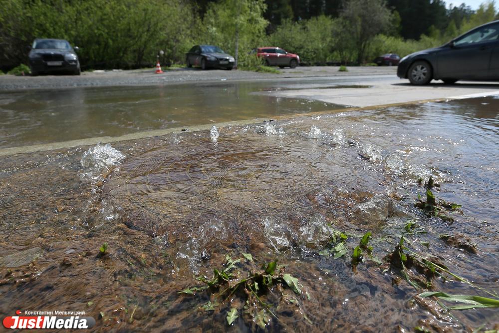 В Екатеринбурге из-за коммунальной аварии затопило несколько улиц на ЖБИ - Фото 1