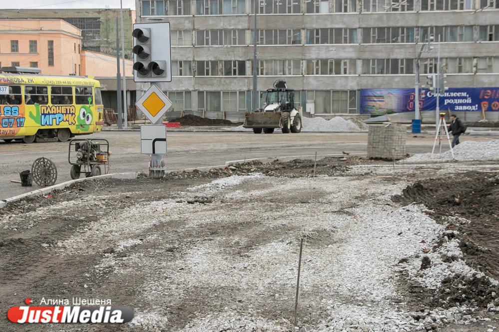 В Екатеринбурге открыли движение транспорта по перекрестку Фронтовых Бригад – Старых Большевиков - Фото 1