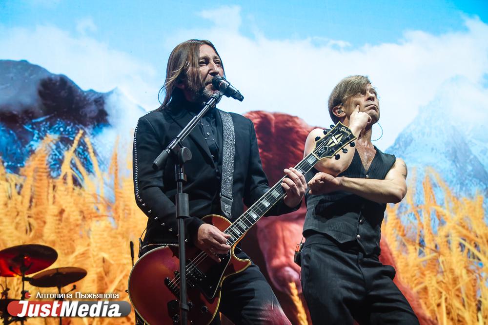 Смущенная фанатка на сцене и песня, которую не играли уже 10 лет. «БИ-2» собрали полный «Екатеринбург-Экспо» - Фото 1