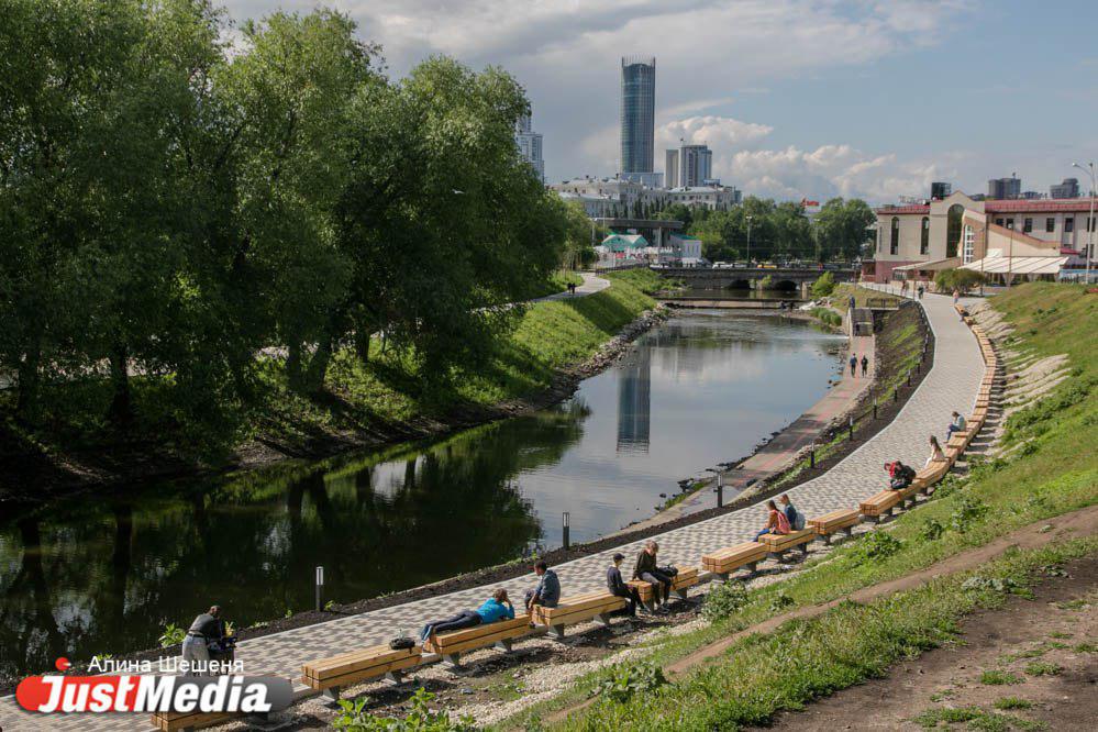 Исеть парк екатеринбург. Набережная реки Исеть Екатеринбург. Новая набережная Исети в Екатеринбурге. Набережная реки Исеть реконструкция. Парк на набережной Малышева Исеть Екатеринбург.