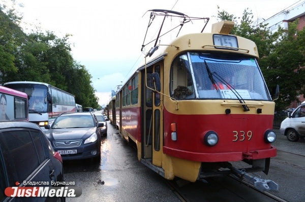 В Екатеринбурге на перекрестке 8 Марта – Фрунзе ради автомобилистов могут сузить тротуары - Фото 1