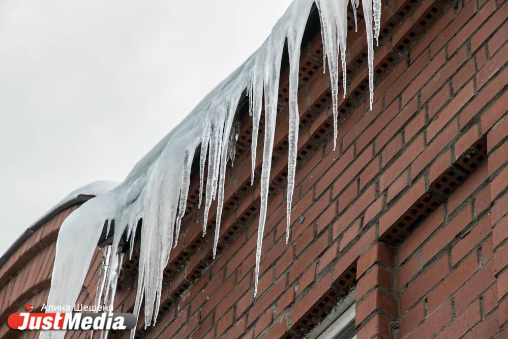 Осторожно, сосули! JustMedia.ru проверил, как коммунальщики чистят крыши - Фото 1