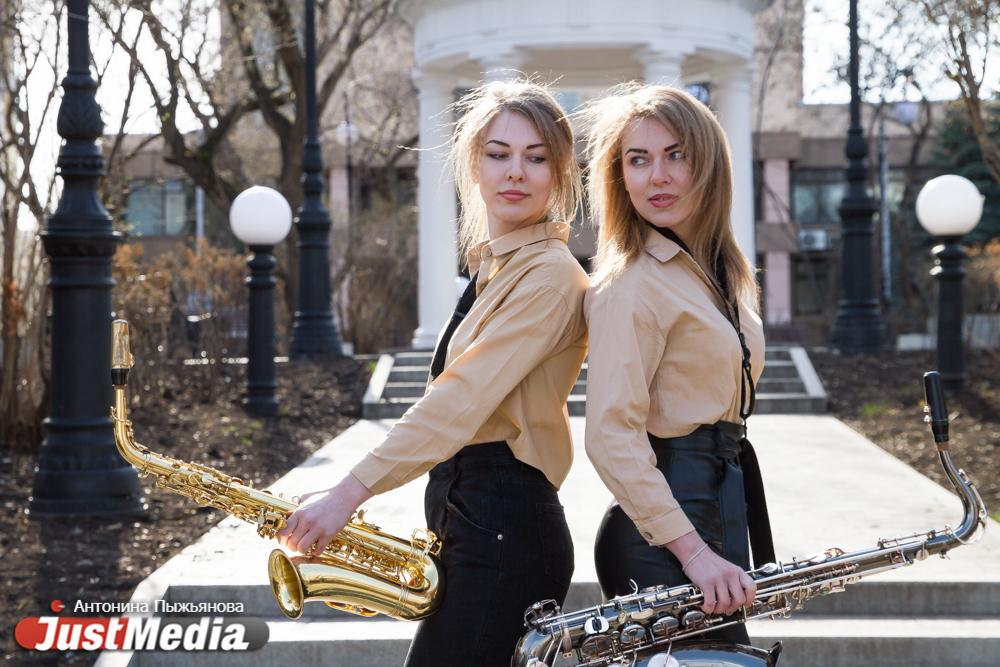 Ольга и Юлия Изгагины, Kickin' Jass Orchestra: «Мы ждем, когда закончится карантин, чтобы дать уличный концерт, как обычно». В Екатеринбурге +13 градусов - Фото 1