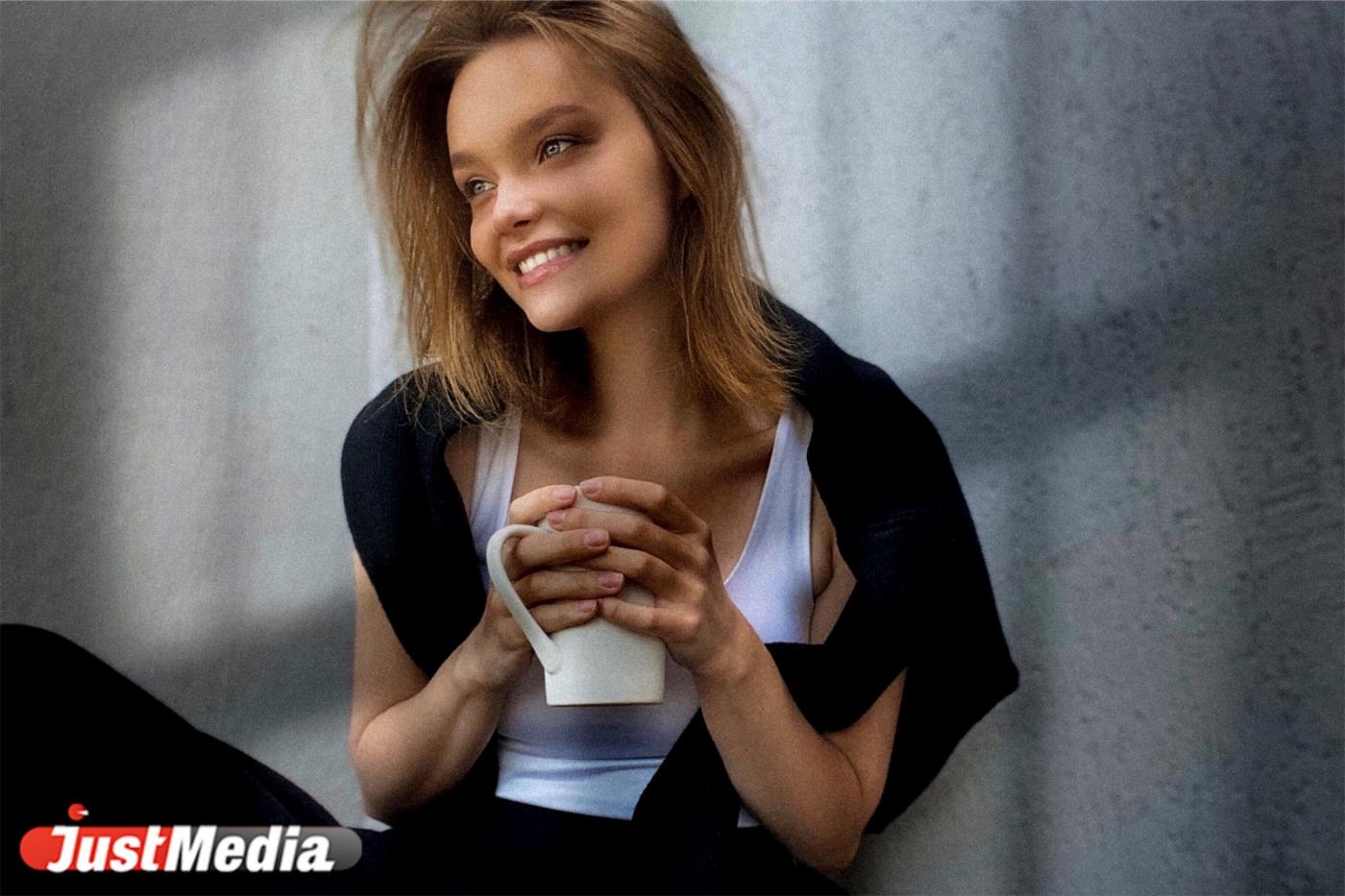 Мария Вьюгова, студентка УрГПУ. «Я люблю наряжаться и не смогу подобрать наряд, если не буду знать, какая сегодня погода». В Екатеринбурге +25 градусов - Фото 1