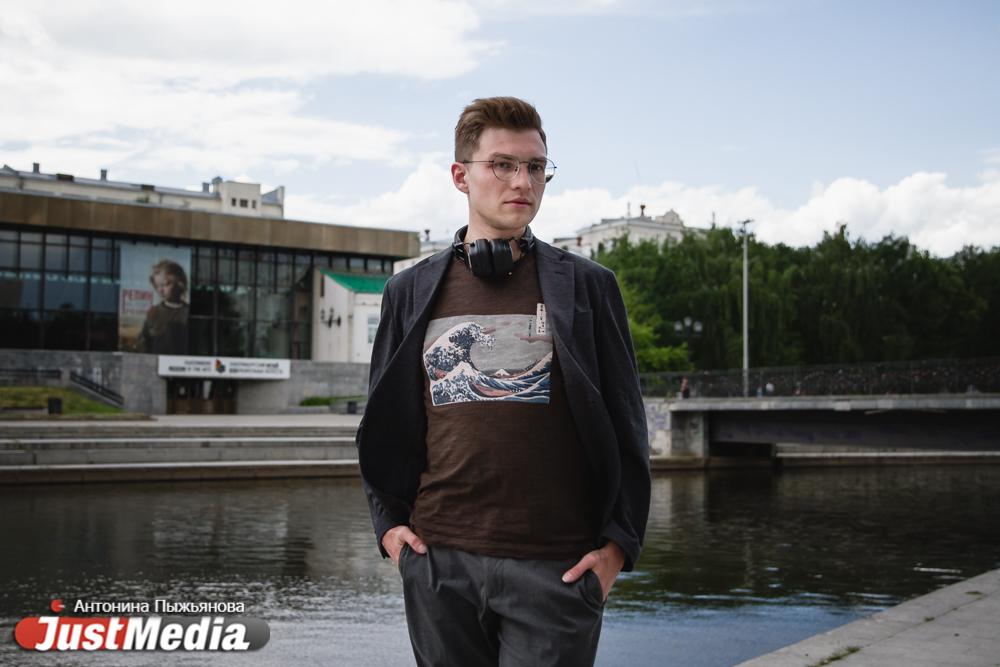 Максим Филиппович, АРТЛИКБЕЗ: «Какой бы не была погода, мне нравится взять свой пленочный фотоаппарат и снять случайный момент городской жизни». В Екатеринбурге +26 градусов - Фото 1