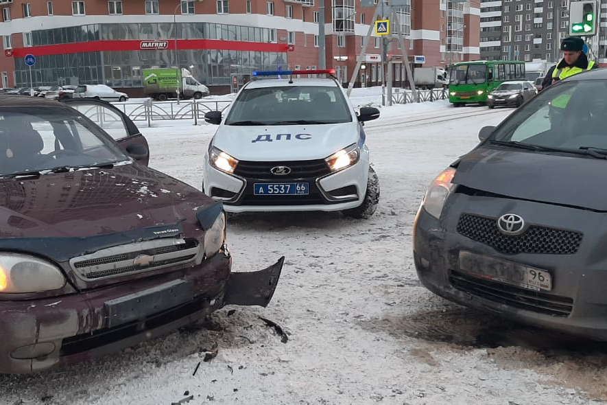 Екатеринбург 3 года. Перекресток Краснолесья Мехренцева. ДТП В академическом Екатеринбург сегодня. ДТП Краснолесья сегодня двое детей.