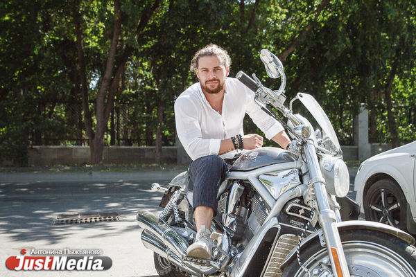 Алексей Шевелев, радиоведущий: «Я обожаю жару. Давайте не будем на нее жаловаться. Еще чуть-чуть и уже наступит зима». В Екатеринбурге +27 - Фото 1