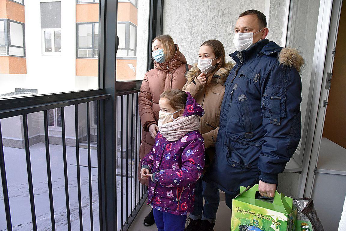 На Урале по нацпроекту «Здравоохранение» врачам вручили ключи от квартир - Фото 1