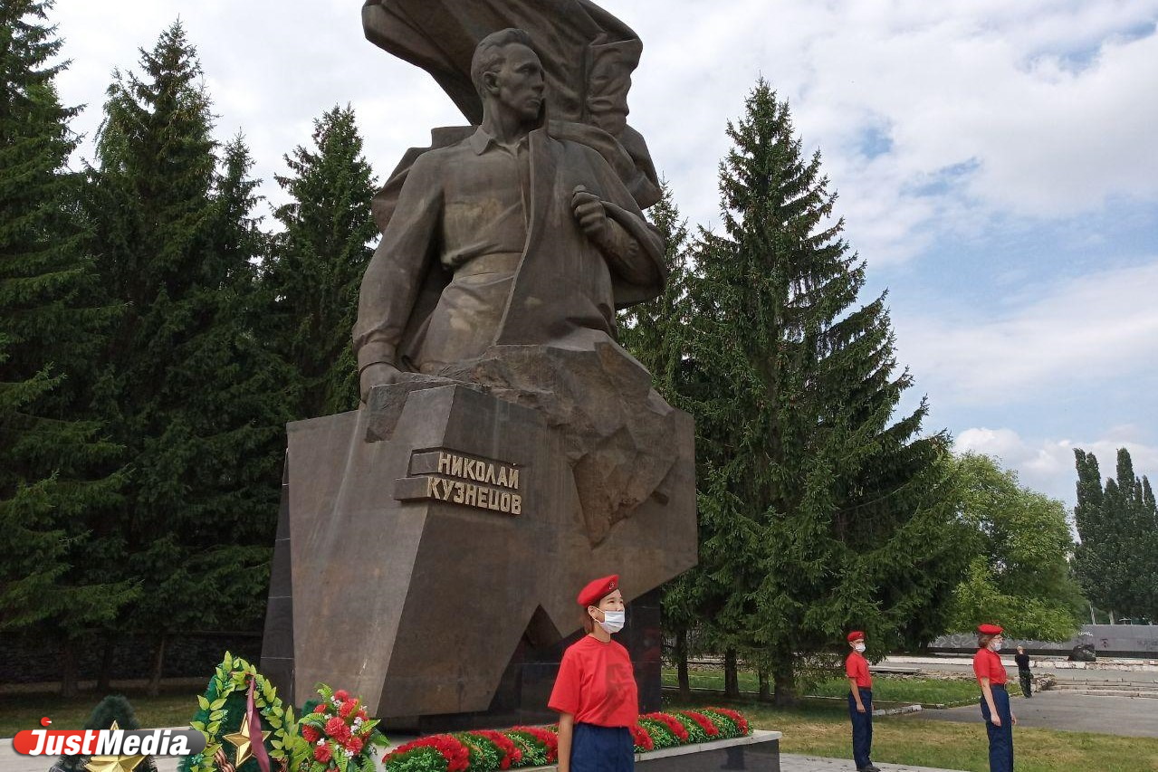 Памятник разведчику Николаю Кузнецову в Екатеринбурге