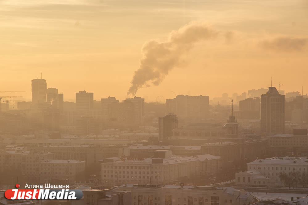 Загрязненный воздух в санкт петербурге. Загрязнение воздуха в Санкт-Петербурге. Дымка в Екатеринбурге. Екатеринбург в дымке. Загрязнение воздуха в Санкт-Петербурге фото.