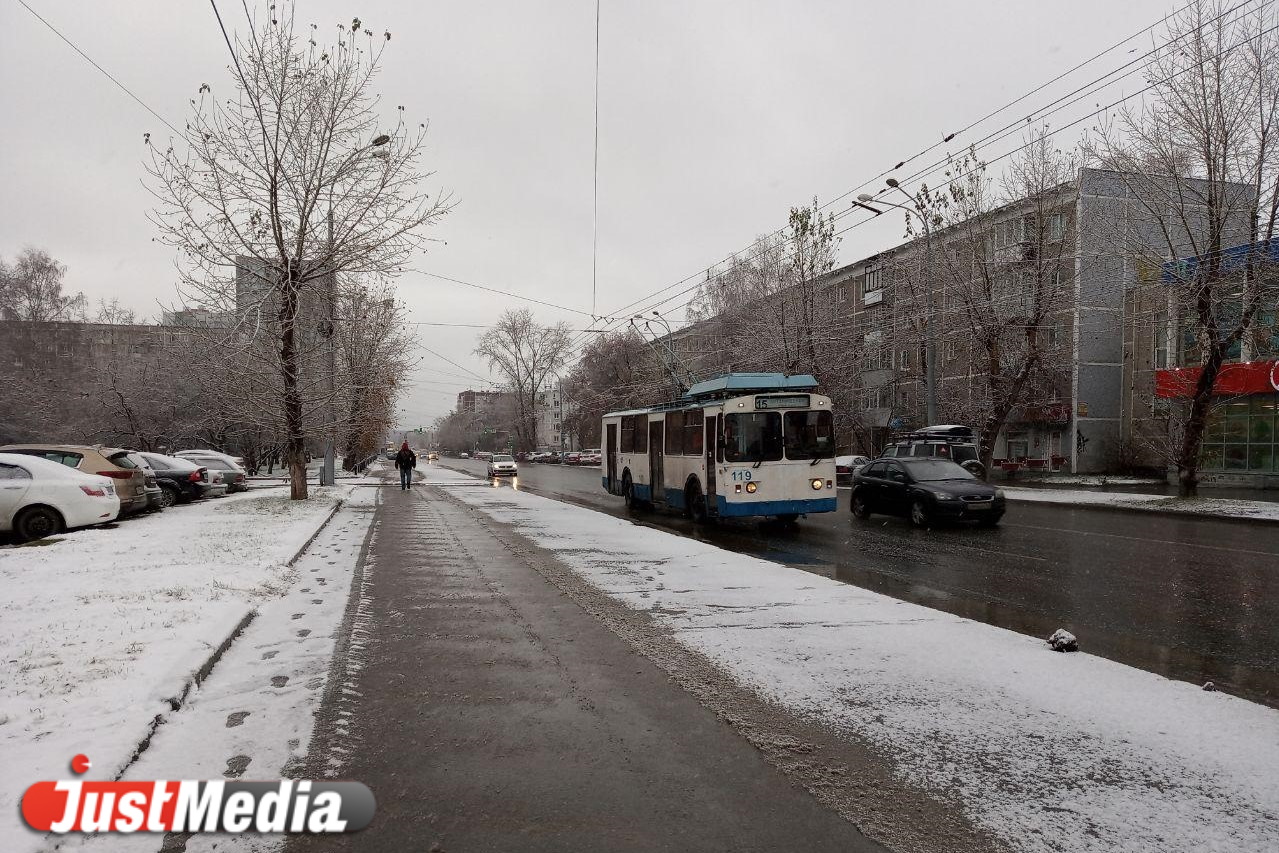 Покрылась снегом. Снегопад в Екатеринбурге. Урал мокрый снег октябрь. Ночная дорога трасса гололед.