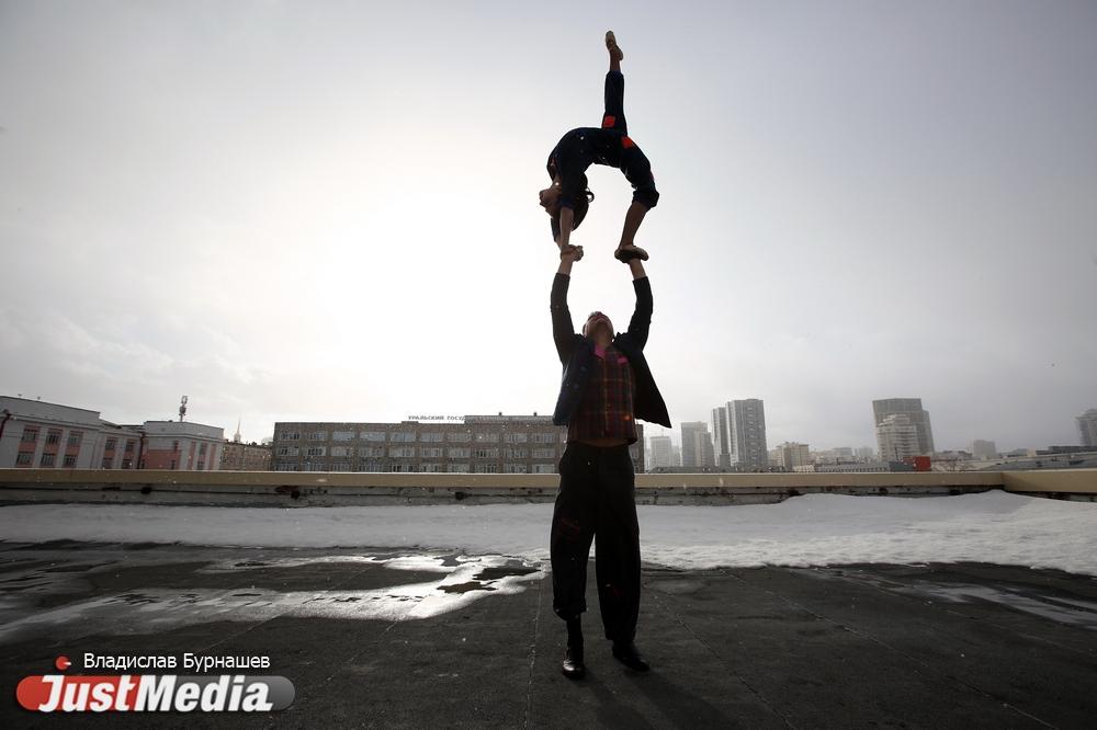 Акробаты Сергей и Анастасия Золотухины: «Думаем, скоро потеплеет». В Екатеринбурге +11 градусов - Фото 1