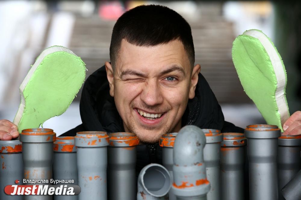 Том Пастухов, артист: «На улице все течет, много воды, потому что я забрал у вас трубы». В Екатеринбурге -4 градуса - Фото 1