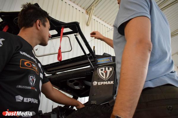 Команда Сергея Карякина уже в субботу вылетит в Саудовскую Аравию для участия в Dakar 2022 - Фото 1