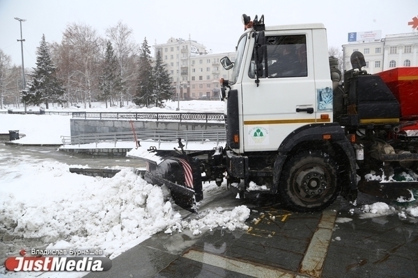 Ночью в Екатеринбурге для борьбы с гололедом было высыпано 16 тонн реагента и 71 тонна фракционного песка - Фото 1