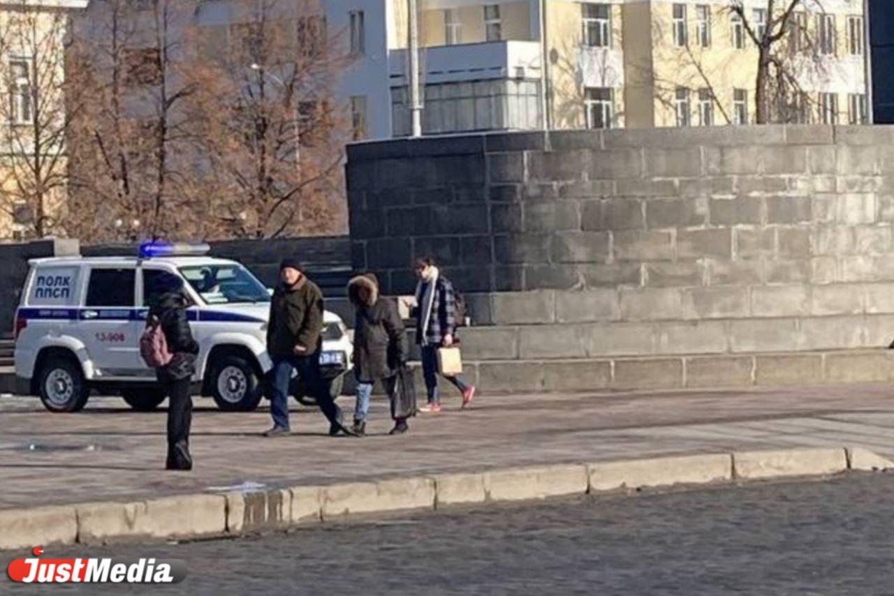 В Екатеринбурге на площади 1905 года весь день дежурит наряд полиции - Фото 1