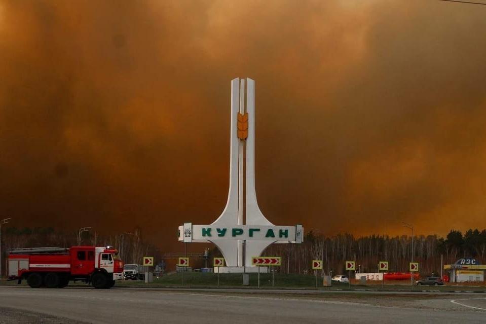 ГИБДД перекрыла трассу Екатеринбург - Шадринск - Курган из-за сильнейшего лесного пожара - Фото 1