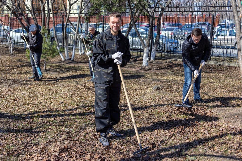 В Екатеринбурге во всеобщем субботнике поучаствовали депутаты медфракции - Фото 1