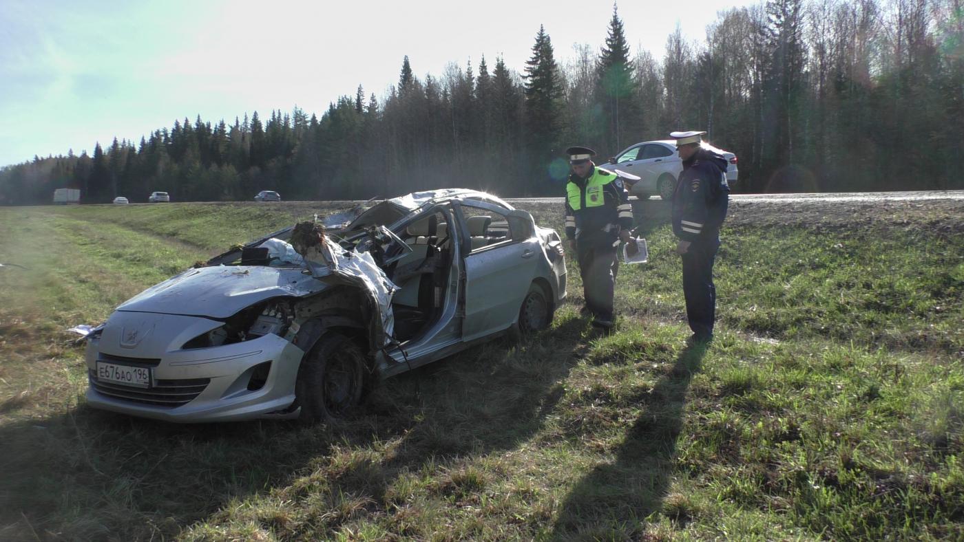 На трассе Екатеринбург-Пермь в результате съезда с дороги пострадала молодая семья из Башкортостана - Фото 1