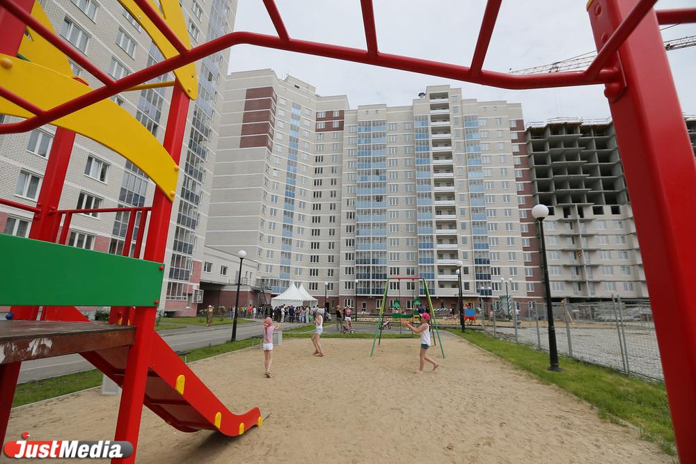 В Екатеринбурге во дворе дома на 40-летия Комсомола перевернулась горка - Фото 1