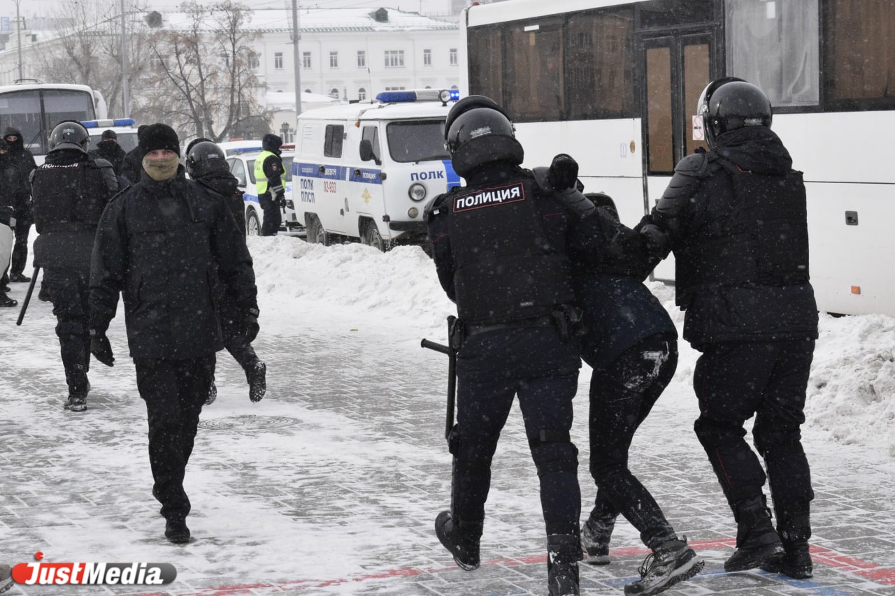 Полиция возбудили. Полицейские Екатеринбурга. Подразделения полиции картинки. Полиция в деле. Несанкционированный митинг.