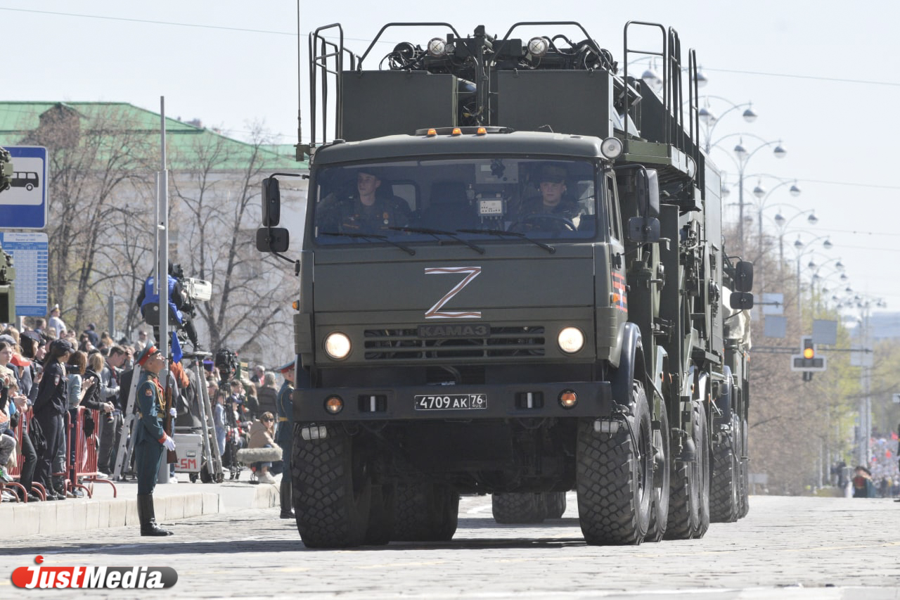 Знак z на российской военной технике фото