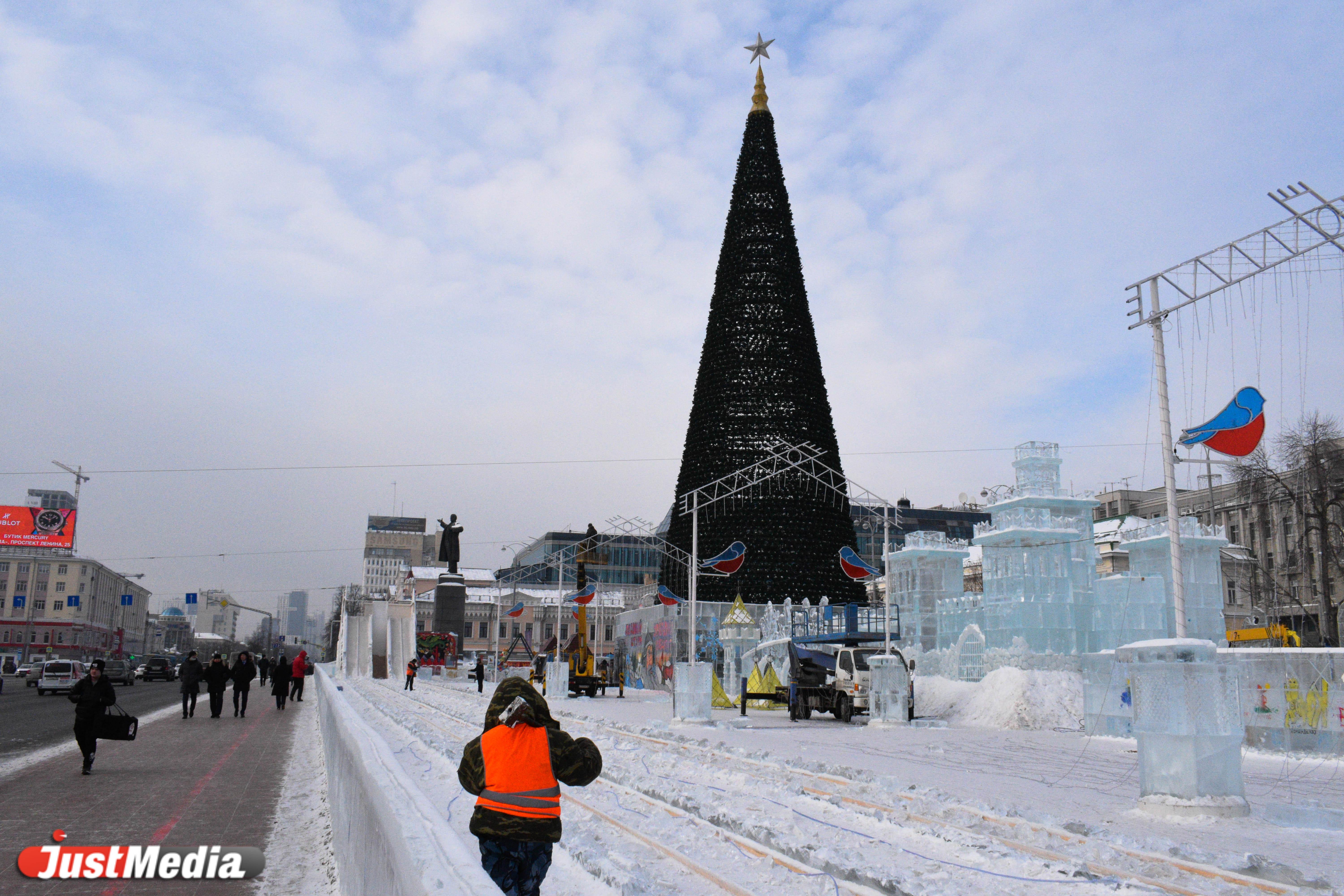 Катки екатеринбурга 2023. Ледовый городок на площади 1905 года 2023. Площадь 1905 года Екатеринбург зимой. Ледяной городок в Екатеринбурге 2023 год. Каток на площади 1905 года.