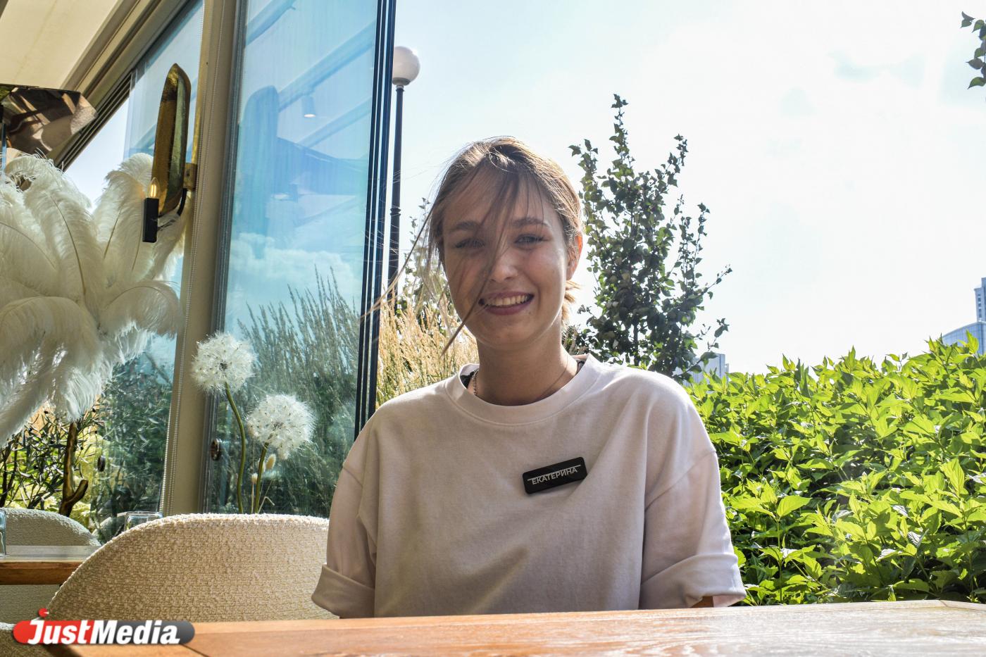 Екатерина Сергеева, официант: «На Урале еще недельку постоит теплая погода, но не сегодня». В Екатеринбурге +12 градусов - Фото 1