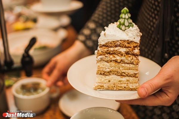 Британские экоактивисты влепили тортом в лицо Карлу III - Фото 1