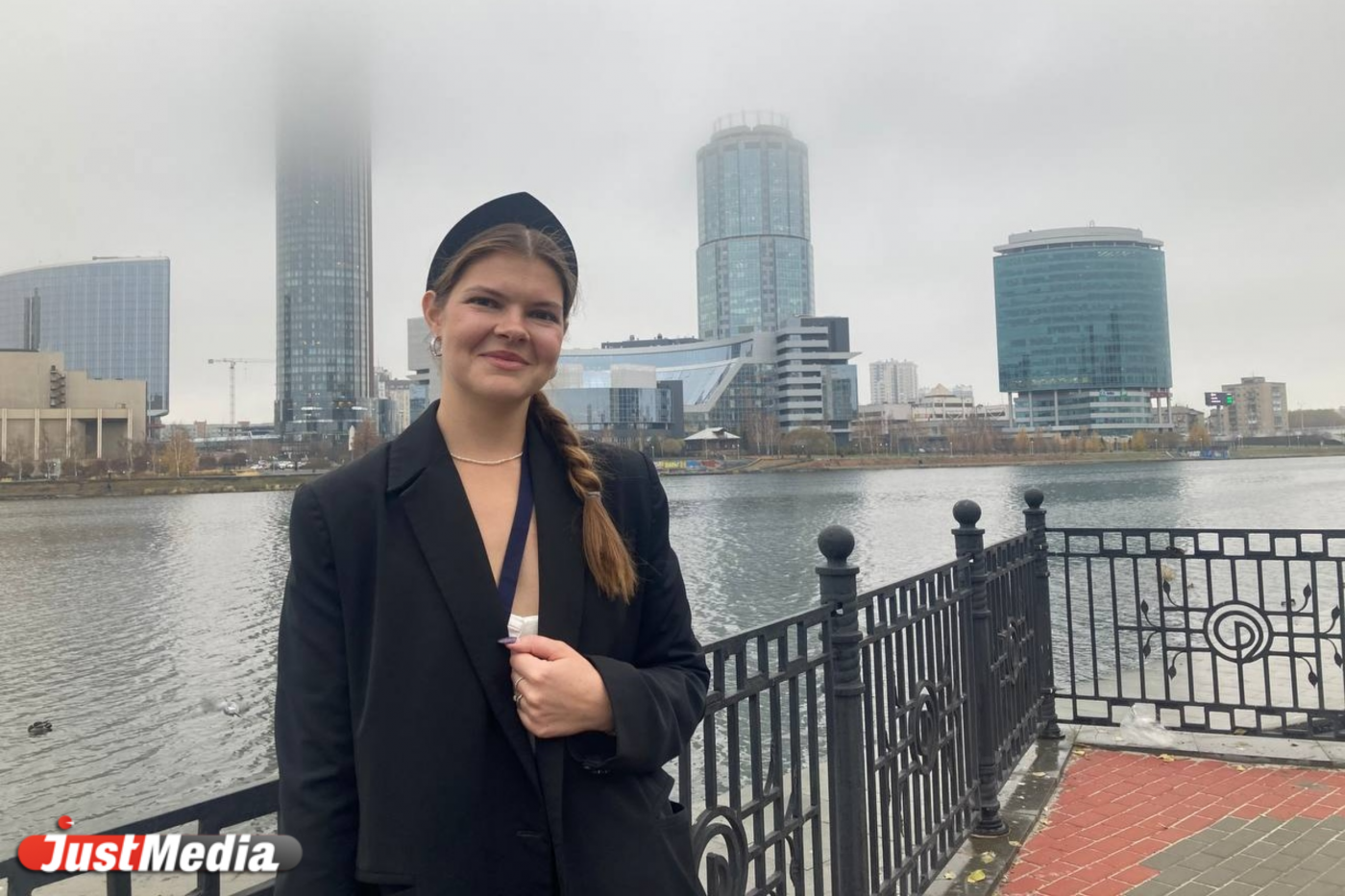 Анна Лобова, организатор мероприятий: «Туман добавляет изюминки городу». В Екатеринбурге +5 градусов - Фото 1