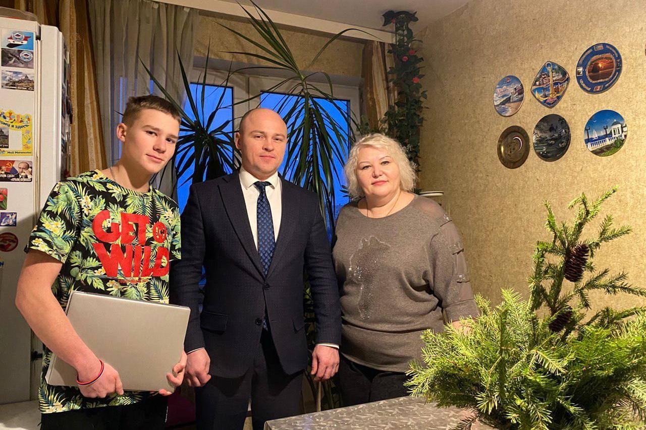 Члены свердловского кабмина продолжают исполнять мечты юных уральцев в рамках проекта «Елка желаний» - Фото 1