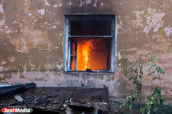 На Сахалине пожилая женщина с ребенком выпрыгнули из окна горящей квартиры - Фото 1