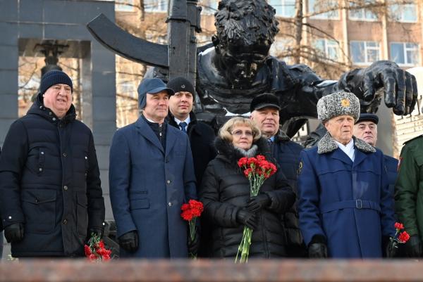 Свердловские власти почтили память советских солдат, погибших в Афганистане - Фото 1