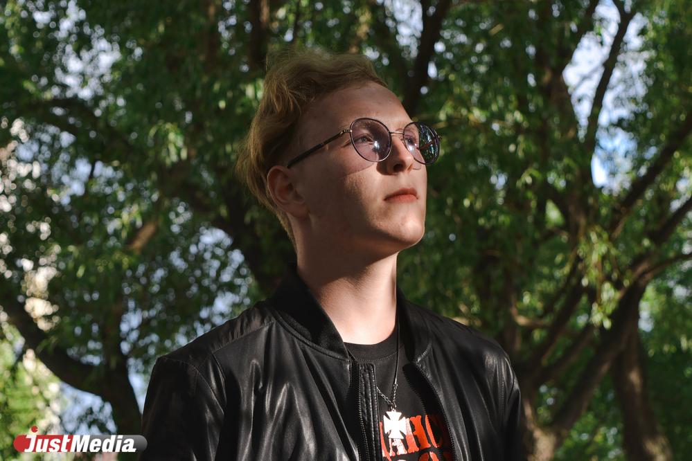 Андрей, бас-гитарист группы «АрКом»: «В холодную погоду легче придумываются мелодии». В Екатеринбурге +10 градусов. - Фото 1