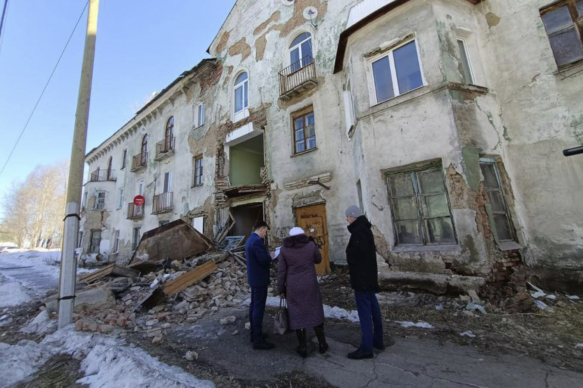 Отвалилась стена в жилом доме