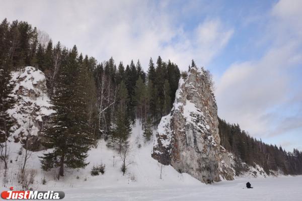В Свердловской области начали пилить на реках лед, чтобы защитить мосты от ледохода - Фото 1