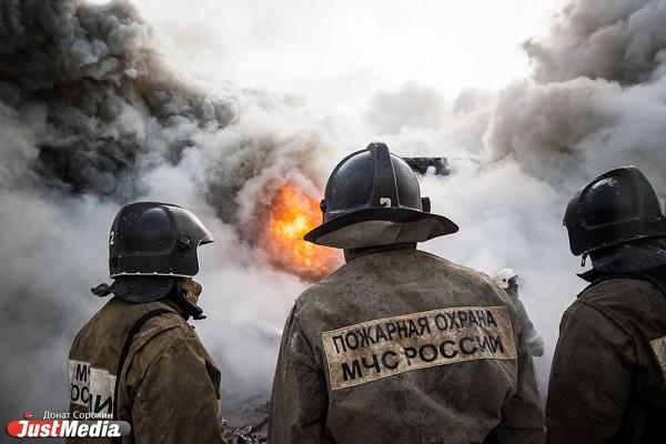 В Сухом Логу горят восемь садовых домов - Фото 1