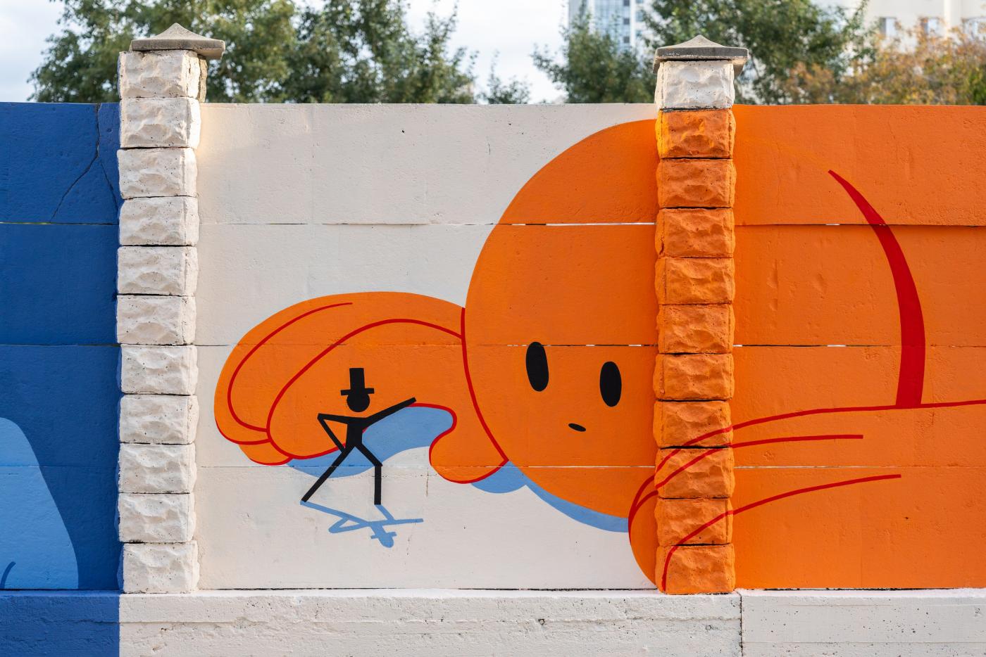 В центре Екатеринбурга появился 50-метровый арт-объект о взаимоотношениях между людьми - Фото 1