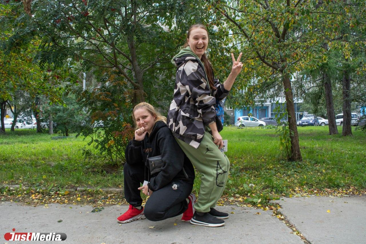Татьяна и Анна, жиловщицы: «Осенний звук листопада умиротворяет». В Екатеринбурге + 22 градуса - Фото 1