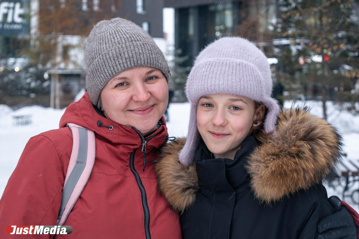 Елена и Злата Гамировы, педагог и будущая актриса: «На дорогах – катастрофа, но мы скучали по снегу». В Екатеринбурге -13 градусов - Фото 1