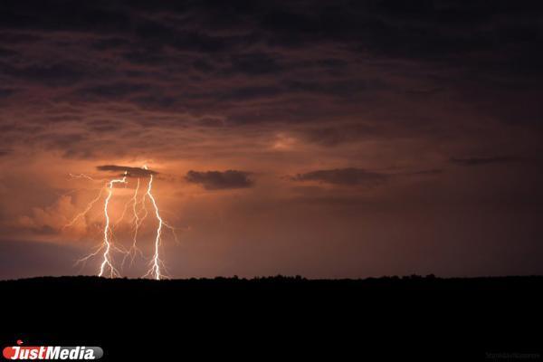 Футболиста убило молнией прямо во время матча в Индонезии - Фото 1