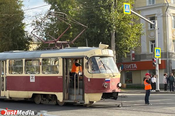 В Екатеринбурге по Старых Большевиков из-за ДТП остановилось трамвайное движение - Фото 1