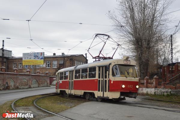 На Уралмаше легковая машина въехала в трамвай - Фото 1