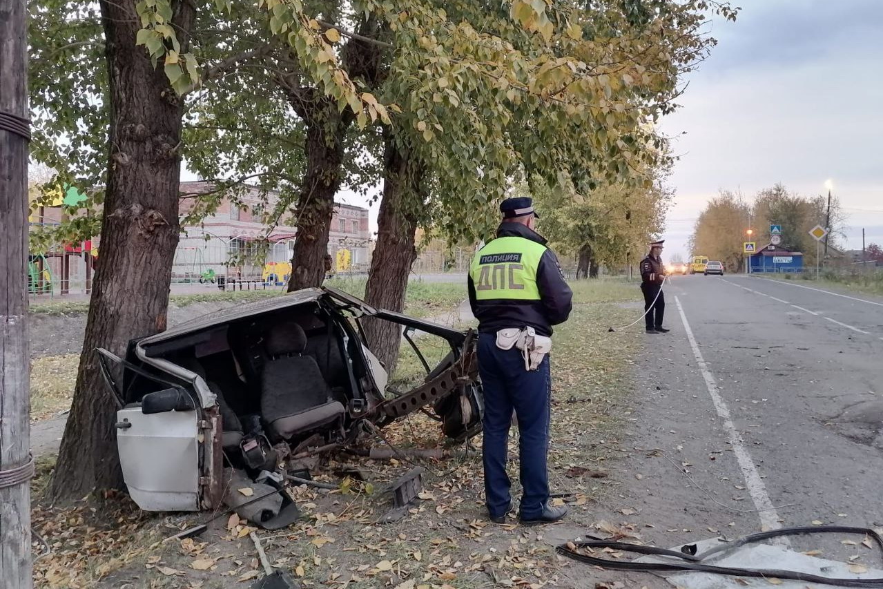 В Серове в результате пьяного ДТП автомобиль разорвало пополам -  JustMedia.ru, 27.09.2023