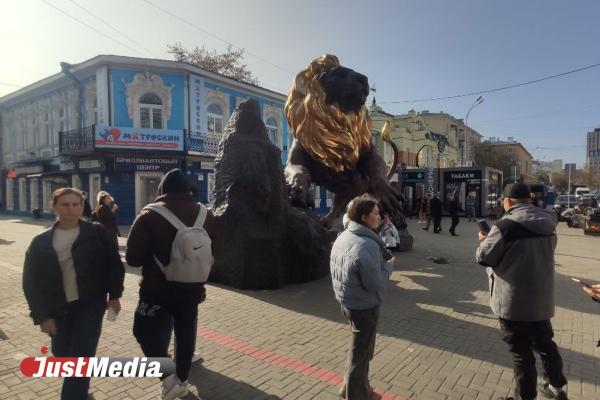 К огромной статуе льва с бронзовыми яйцами на Вайнера приставили охрану - Фото 1