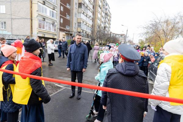 Алексей Вихарев построил тротуар к школе на Эльмаше, который ждали 34 года - Фото 1