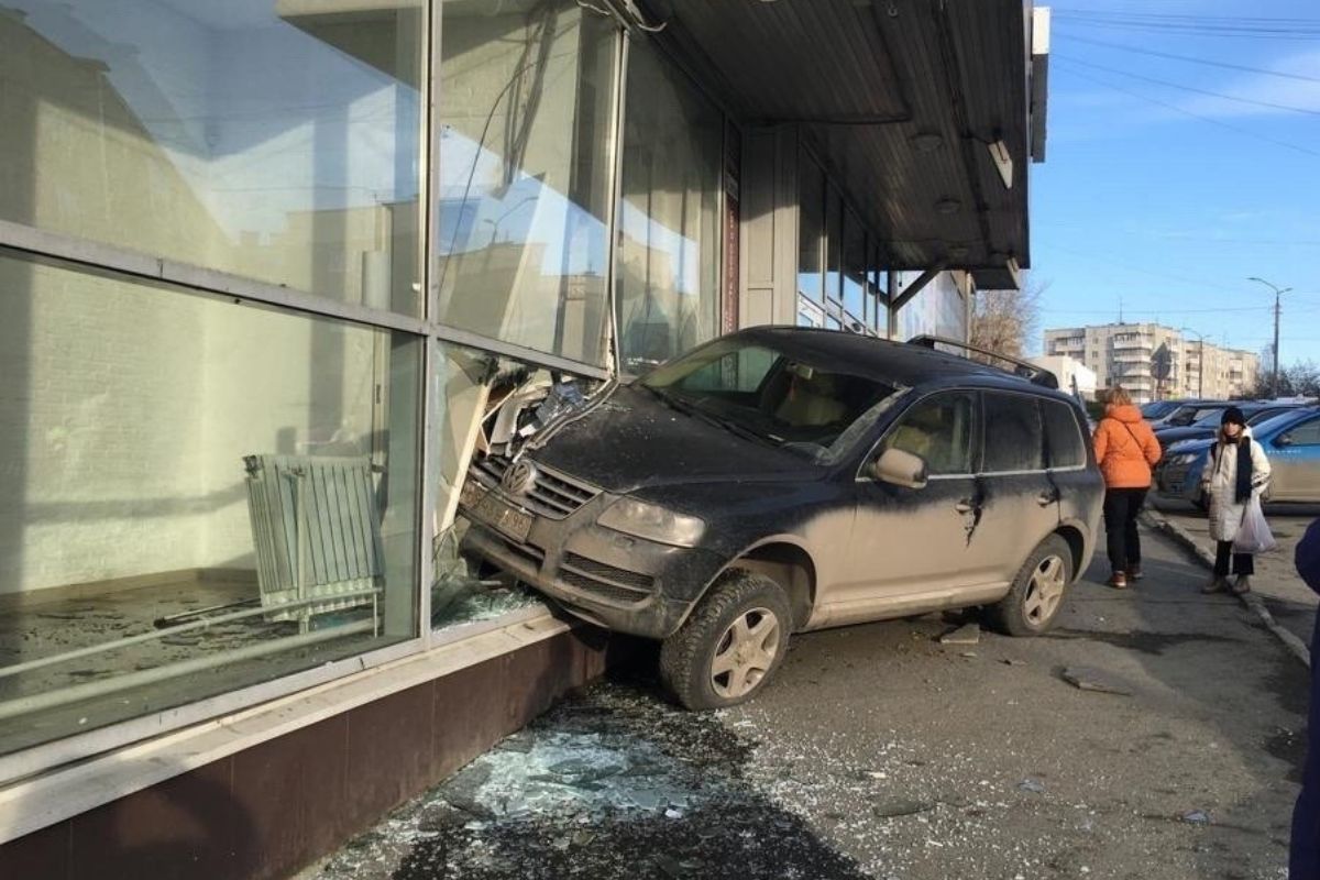 В Первоуральске пожилая автоледи за рулем иномарки въехала в витрину  магазина - JustMedia.ru, 08.11.2023